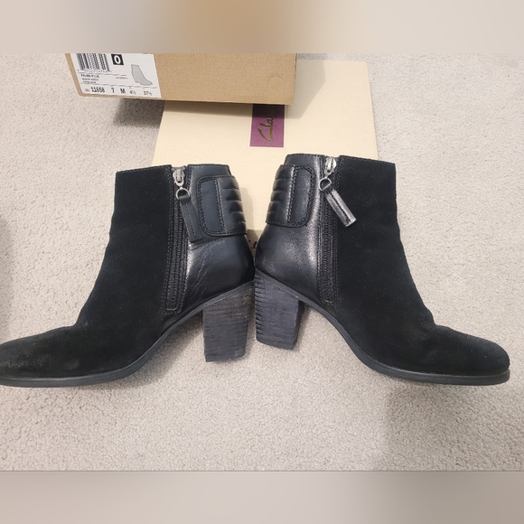 Clarks Palma Rylie black suede booties size 7 - Picture 3 of 5
